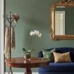 Plain light green textured wallpaper with subtle horizontal weave pattern, luxury grasscloth look wallcovering for modern living room and bedroom interiors